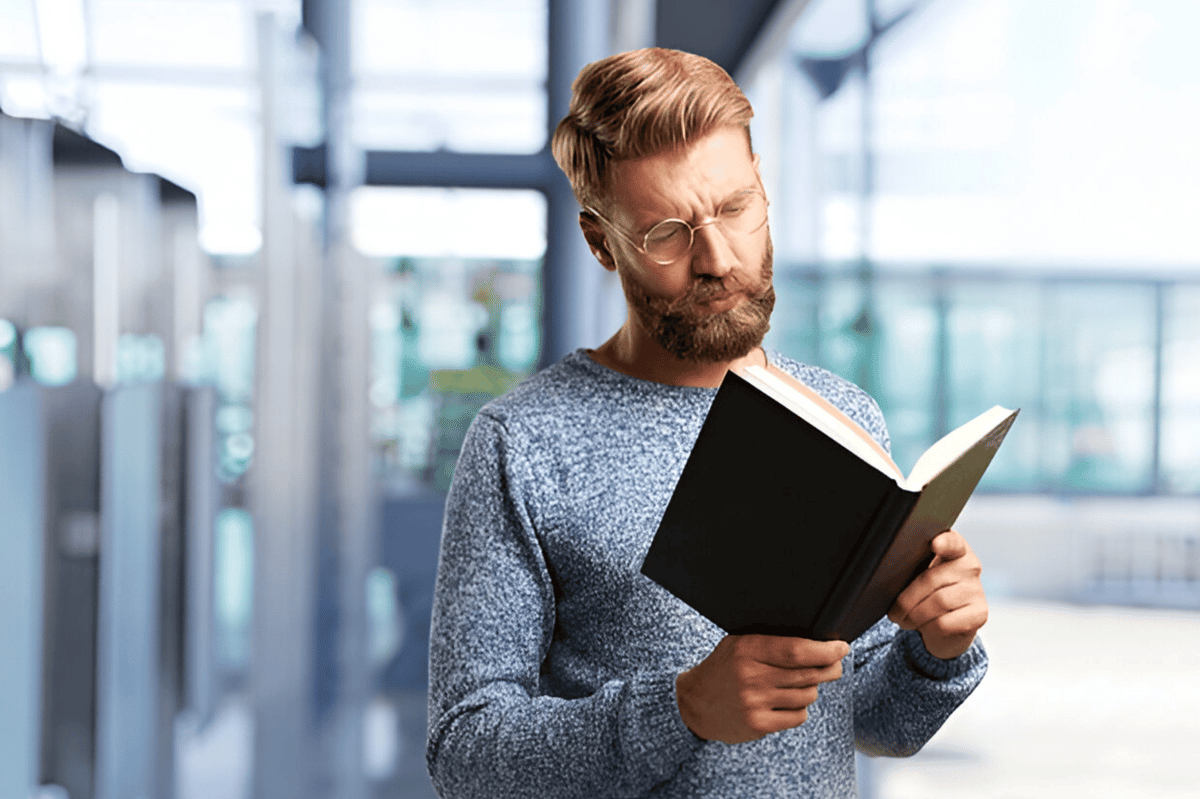 ilustrasi pria membaca buku (freepik.com/kues1)