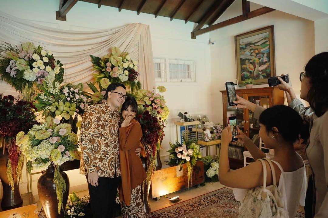 lamaran anak Ikke Nurjanah (instagram.com/adirakania)