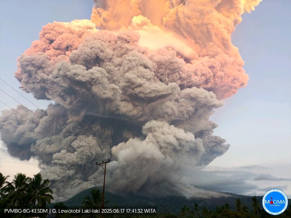 Gunung Lewotobi Laki-laki Erupsi Lagi, Semburkan Awan Panas dan Hujan Abu