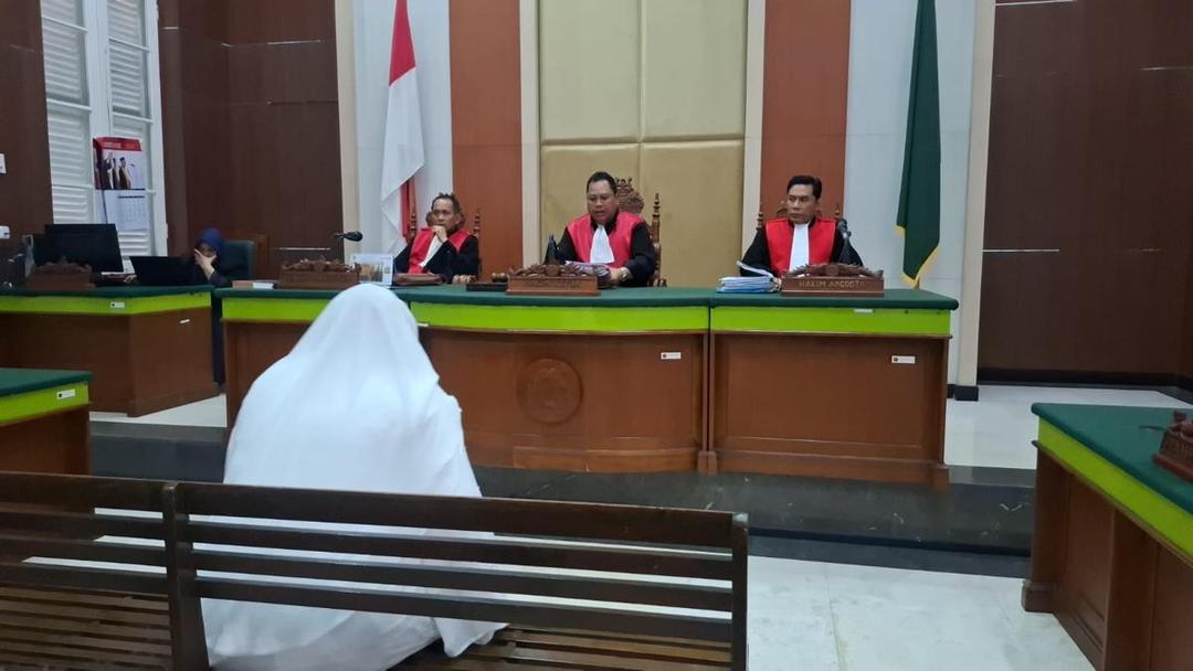 "Ratu Emas" Mira Hayati usai menyampaikan pledoi dalam sidang kasus skincare merkuri di PN Makassar, Selasa (17/6/2025). IDN Times/Darsil Yahya