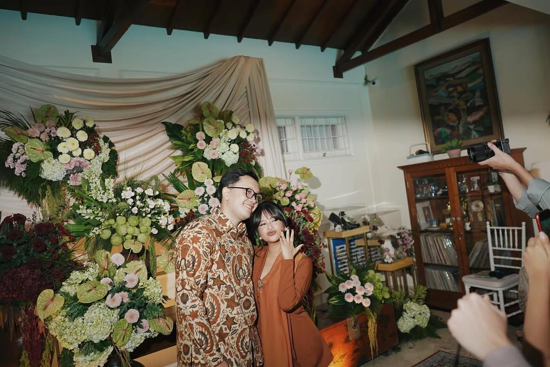 lamaran anak Ikke Nurjanah (instagram.com/adirakania)
