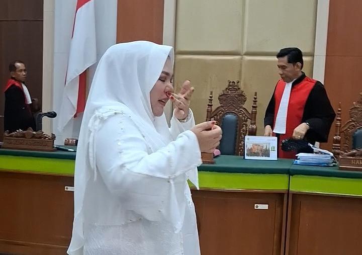"Ratu Emas" Mira Hayati usai menyampaikan pledoi dalam sidang kasus skincare merkuri di PN Makassar, Selasa (17/6/2025). IDN Times/Darsil Yahya
