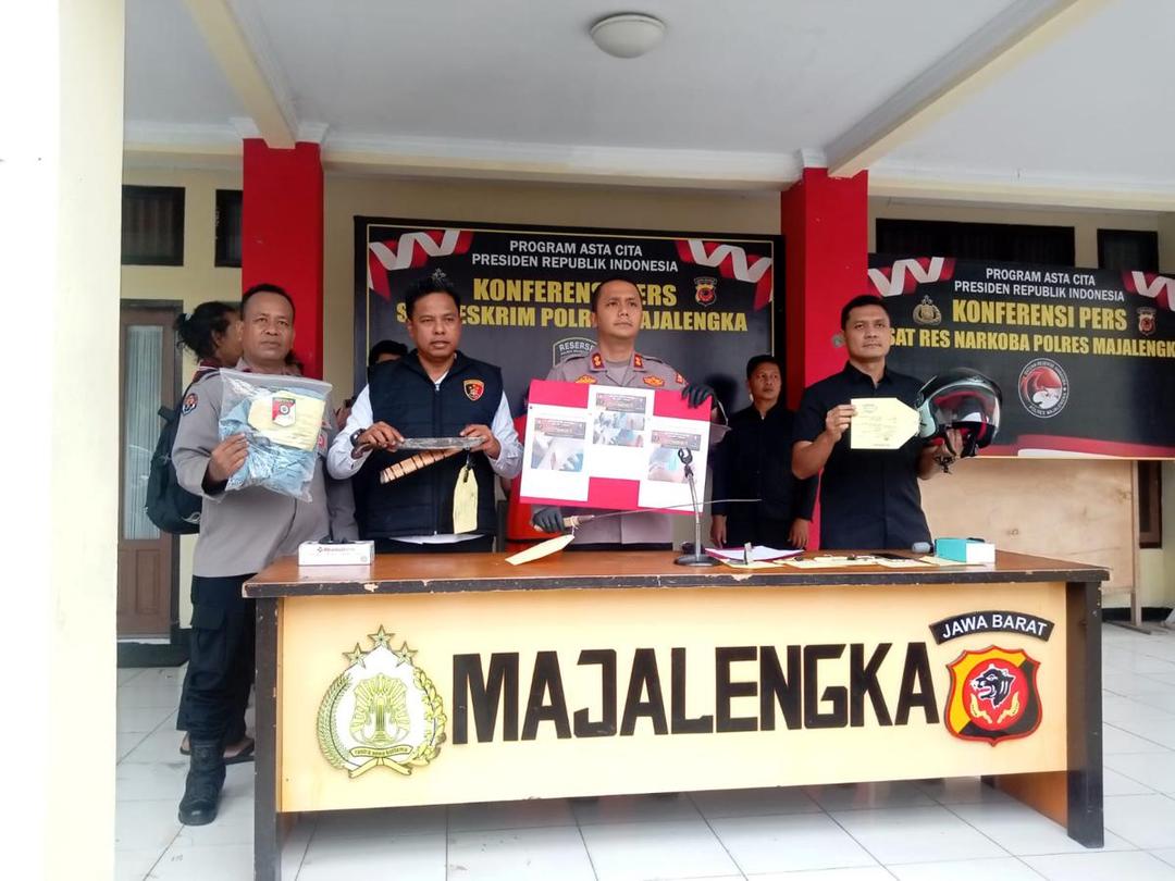 Polisi menujukan beberapa barang bukti pembegalan di Majalengka (IDN Times/ Inin Nastain)