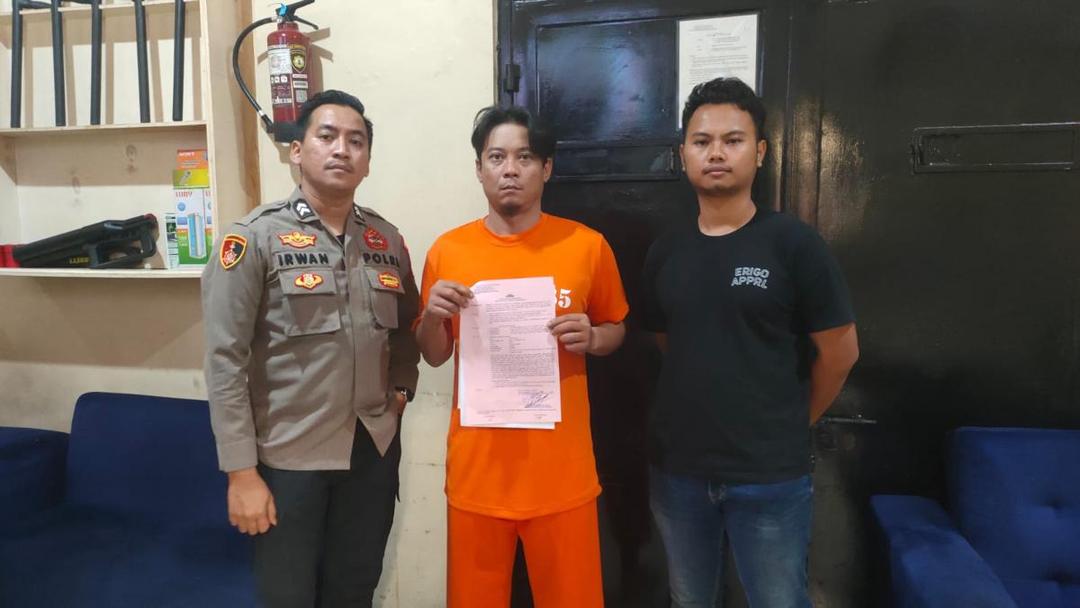 Tersangka acungkan pistol di Bogor.jpg