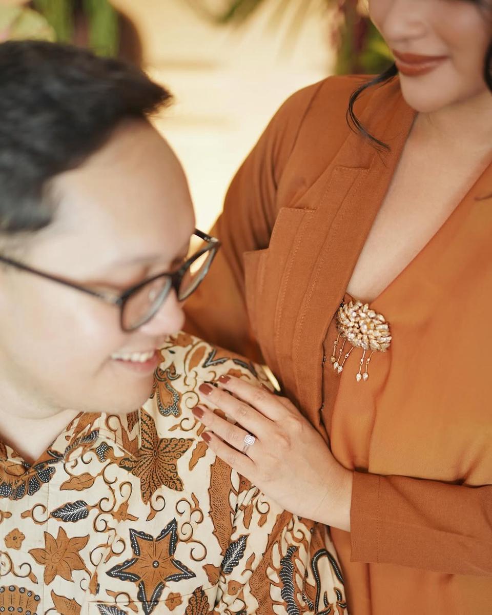 lamaran anak Ikke Nurjanah (instagram.com/adirakania)