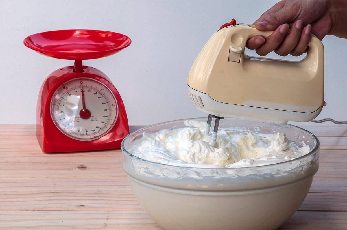 ilustrasi whipped cream  (vecteezy.com/Srinrat Wuttichaik)