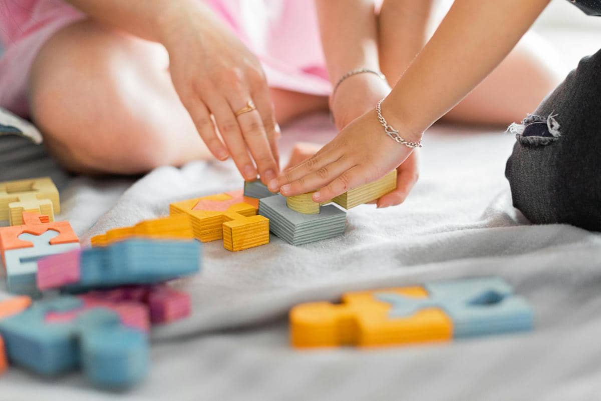 ilustrasi ibu dan anak bermain puzzle