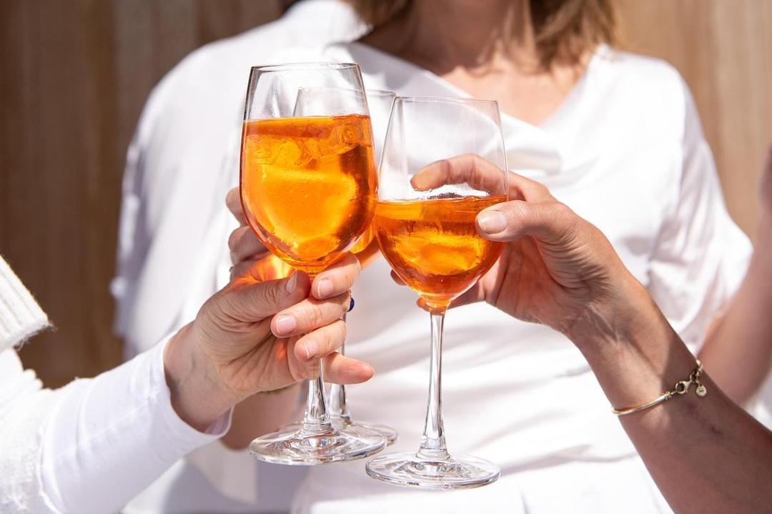 Apa itu Welcome Drink? Ini Pengertian dan Contohnya! 