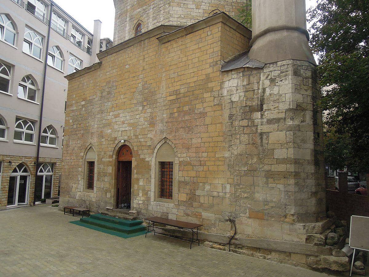 potret pintu masuk Masjid Bajrakli 