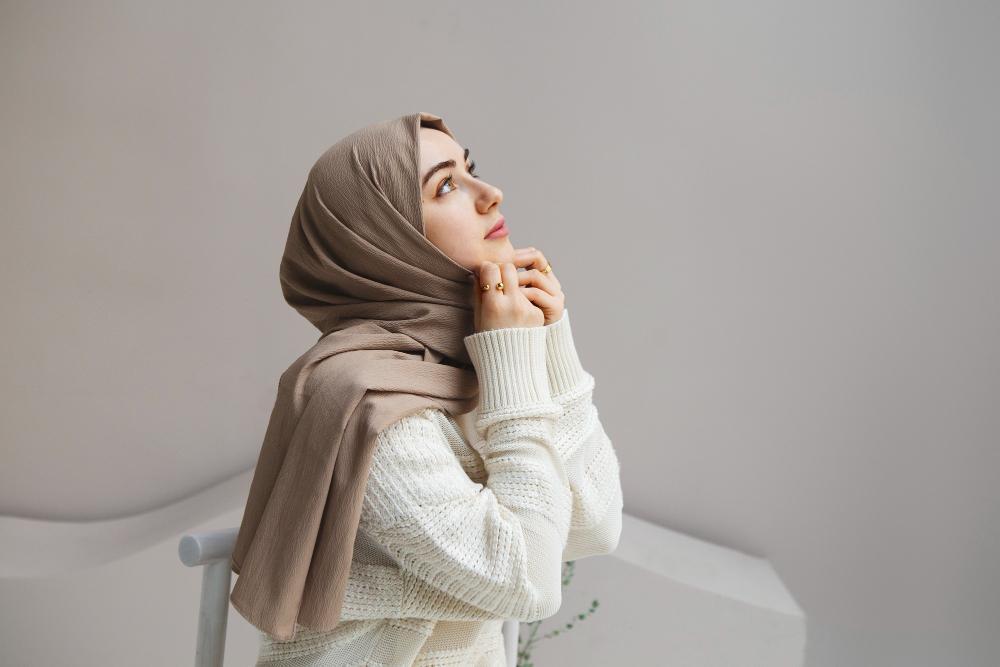 5 Tips Atasi Rambut Lepek dan Apek Habis Berhijab Seharian