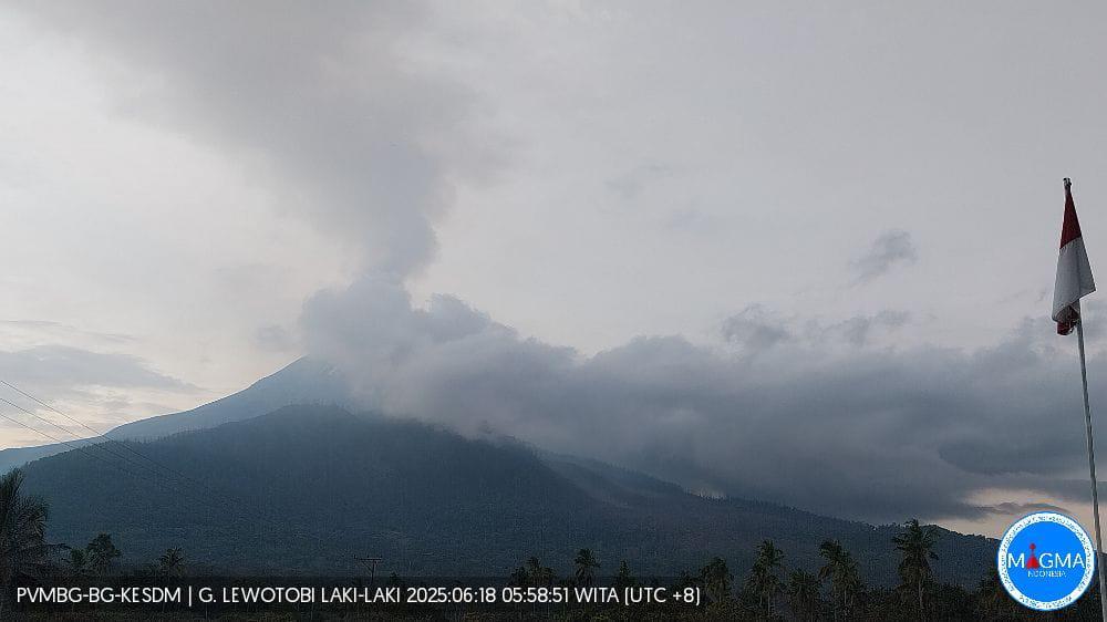 Pulau Flores Diselimuti Abu Gunung Lewotobi, Aktivitas Bandara Sempat Dihentikan Sementara