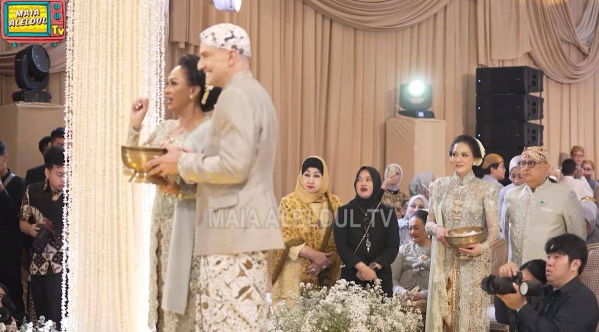 Maia Estianty Nyawer di Pernikahan Al Ghazali