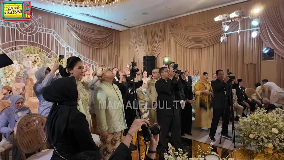 Maia Estianty Nyawer di Pernikahan Al Ghazali