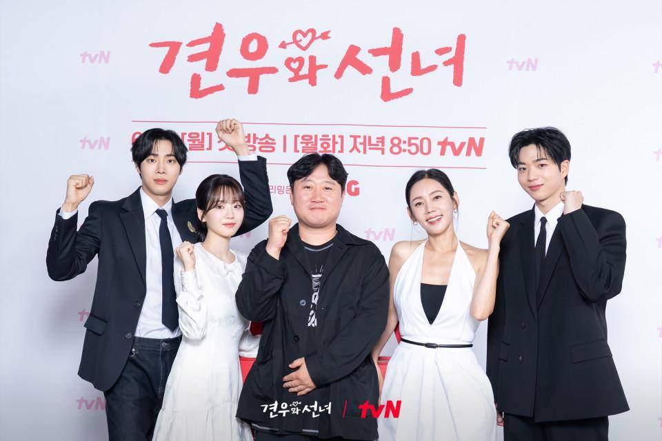potret sutradara dan pemeran utama drakor Head Over Heels (dok. tvN/Head Over Heels)