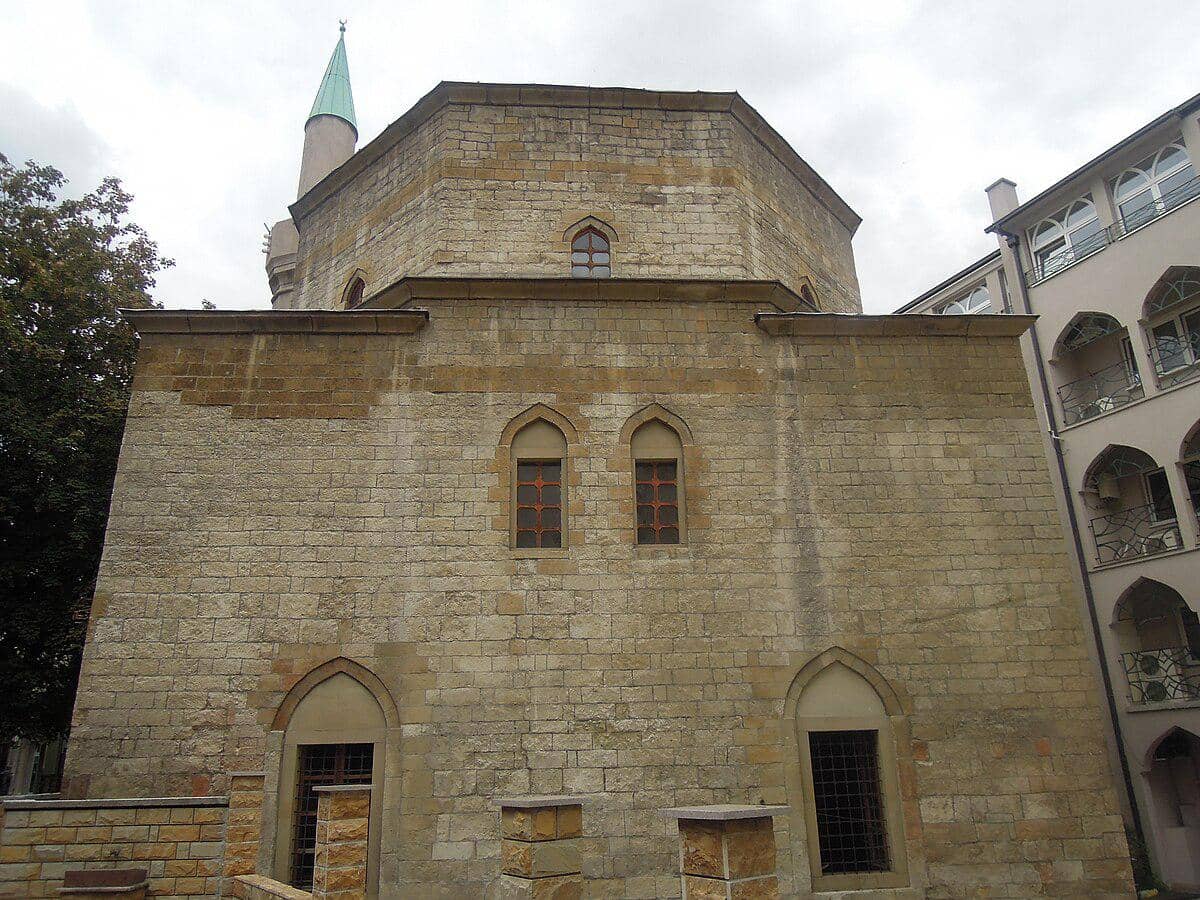 potret bagian luar Masjid Bajrakli 