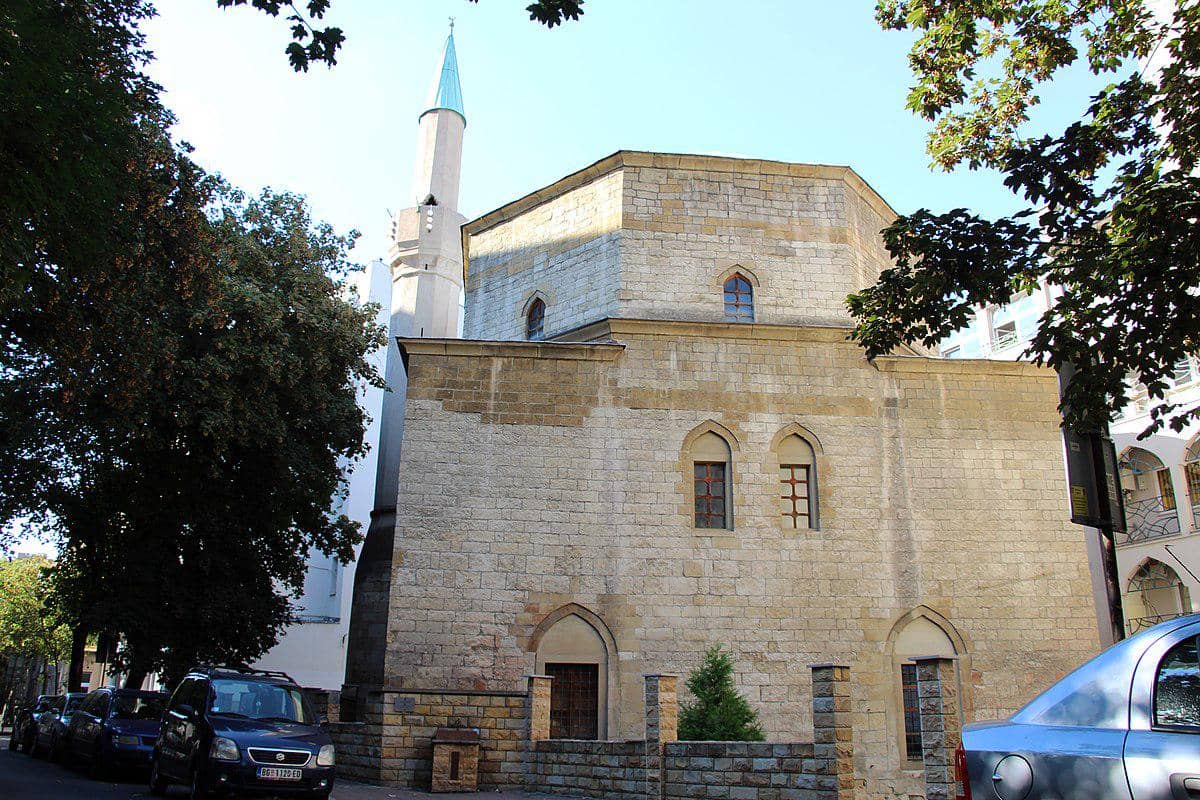 potret bagian luar Masjid Bajrakli 