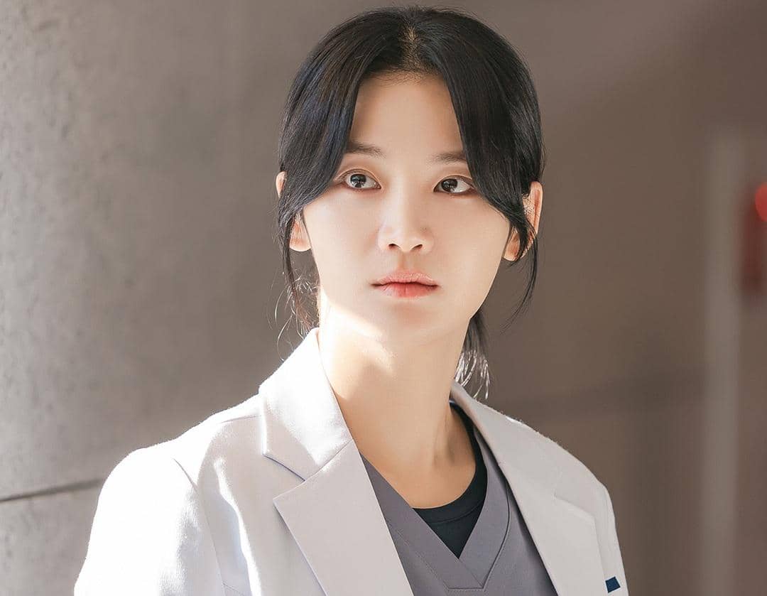 still cut drama Korea Hunter With A Scalpel (instagram.com/vidiodotcom)