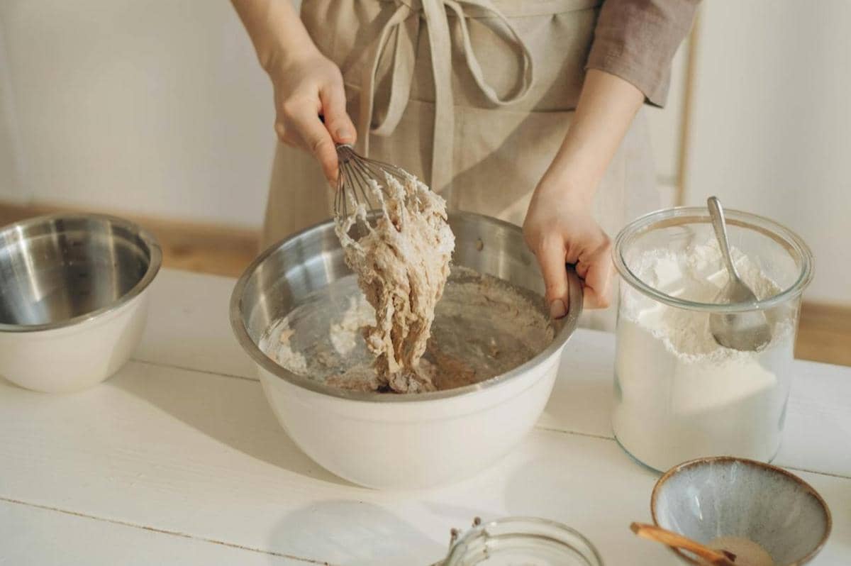 ilustrasi mengaduk adonan