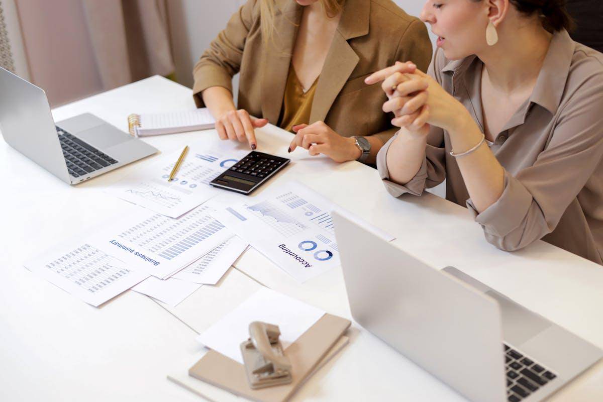 ilustrasi melihat financial report berdasarkan akutansi konvensional (pexels.com/Artem Podrez)