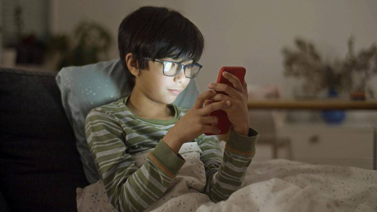 ilustrasi anak laki-laki menggunakan ponsel (pexels.com/Kampus Production)