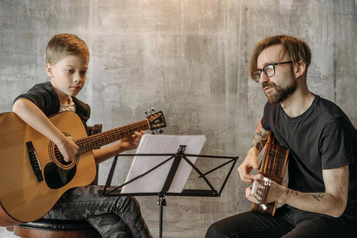 ilustrasi ayah mengajarkan putranya bermain gitar (pexels.com/Pavel Danilyuk)