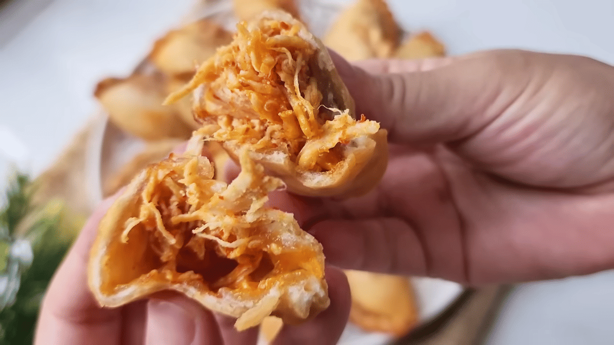 ilustrasi cireng isi ayam suwir pedas 