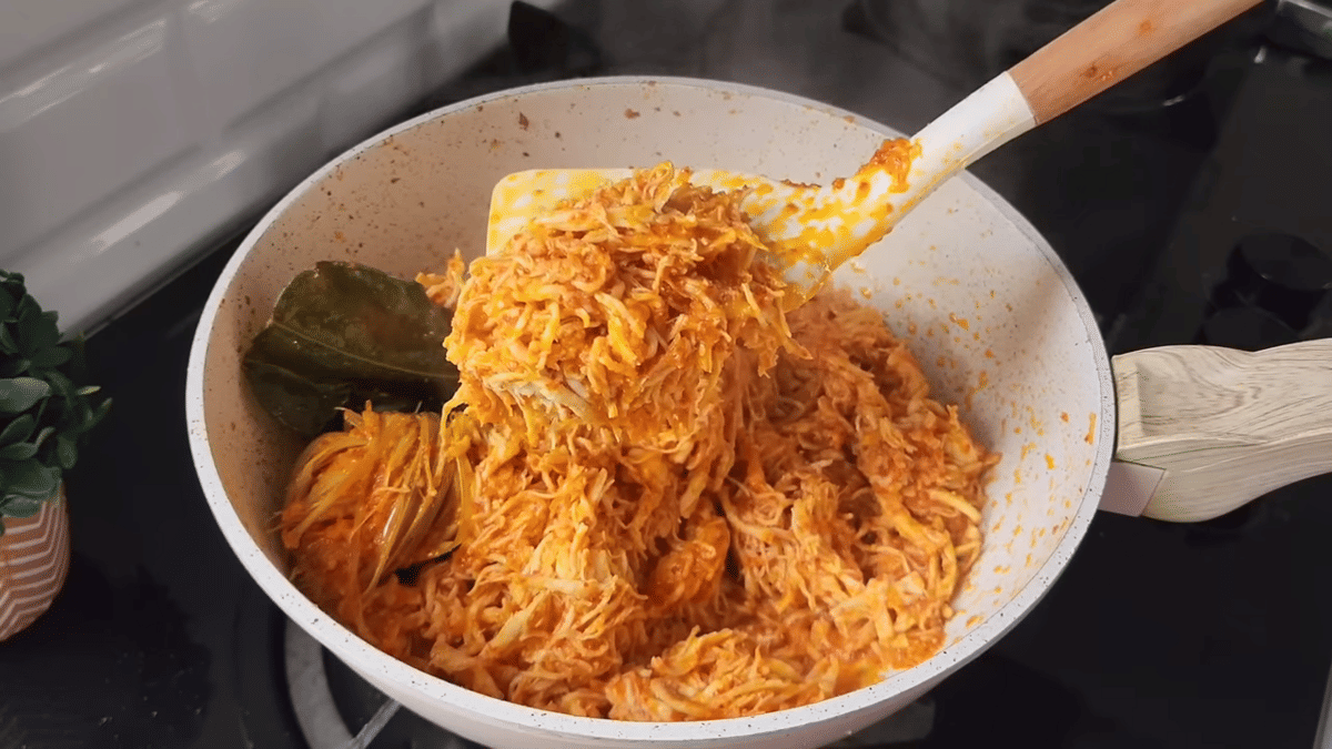 ayam suwir pedas (youtube.com/atha naufal)