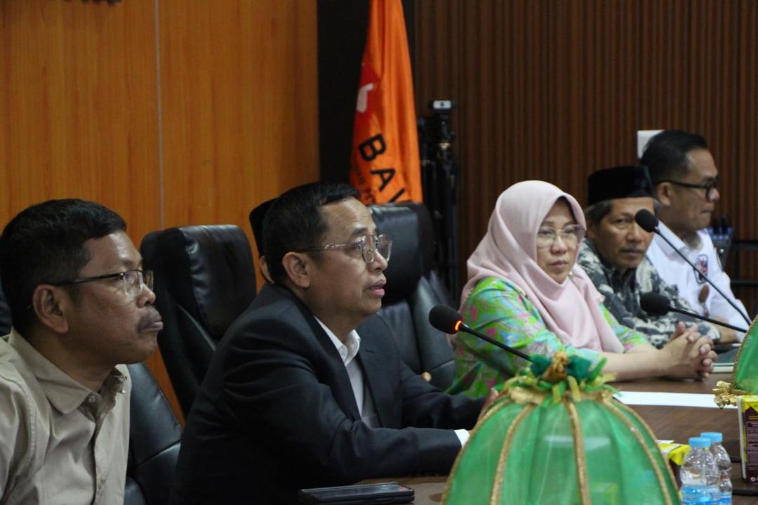 Anggota Bawaslu RI, Puadi memimpin rapat bersama jajaran Bawaslu Sulsel di Makassar, Rabu (18/6/2025). (Dok. Bawaslu Sulsel)