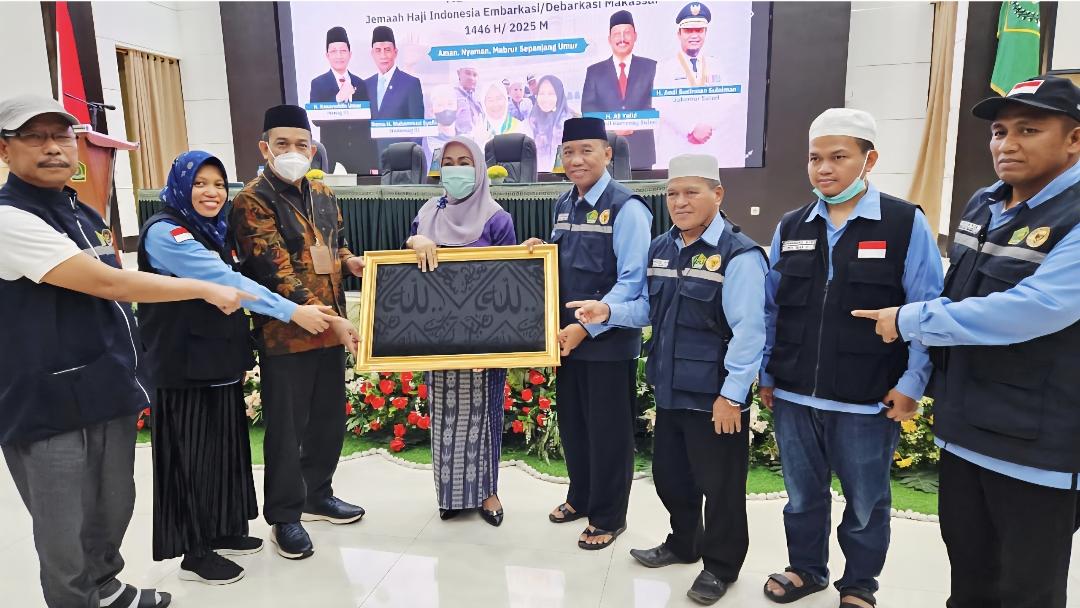 Kloter 10 Debarkasi Makassar Bawa Pulang Kiswah Ka'bah