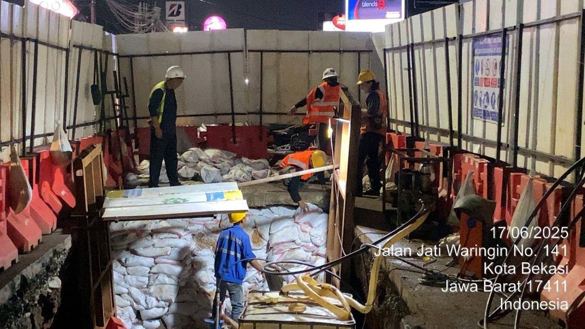 Pipa air bocor di Jatiwaringin (Dok. Pam Jaya)