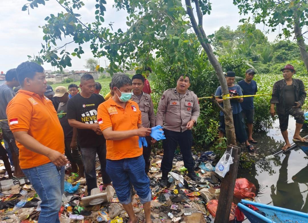 Warga Pampang menemukan mayat terapung di Sungai Tallo, Makassar, Rabu (18/6/2025)/Istimewa