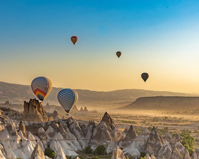 Potret balon udara di Cappadocia, Turki (unsplash.com/atahanguc)
