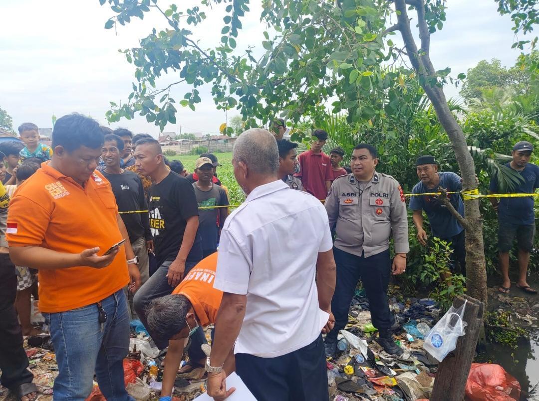 Warga Pampang menemukan mayat terapung di Sungai Tallo, Makassar, Rabu (18/6/2025)/Istimewa