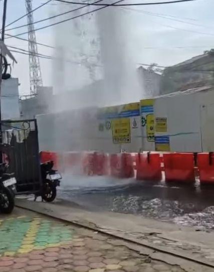 Viral Pipa Bocor Timbulkan Air Mancur Tengah Jalan, PAM Jaya Buka Suara