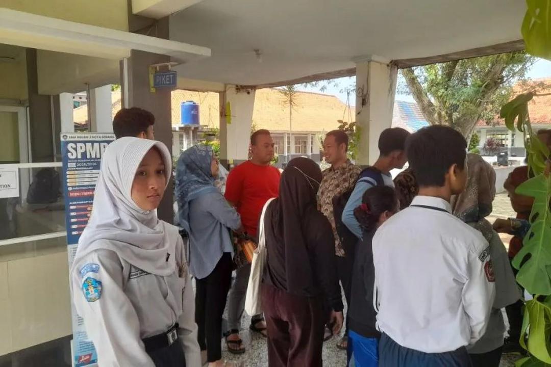 Sejumlah orangtua calon siswa baru mendatangi SMAN 3 Kota Serang, Banten, Rabu (18/6/2025). (ANTARA/Desi Purnama Sari)