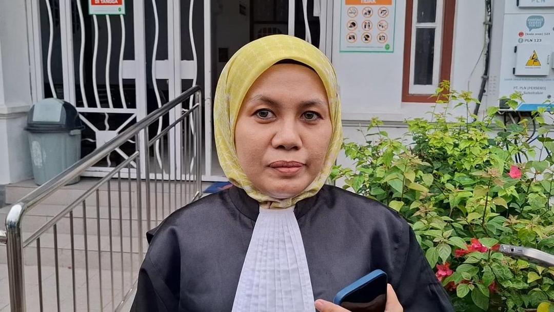 Kuasa hukum Mira Hayati, Ida Hamidah, memberi keterangan usai sidang pembacaan pledoi kliennya, Selasa (17/6/2025). IDN Times/Darsil Yahya