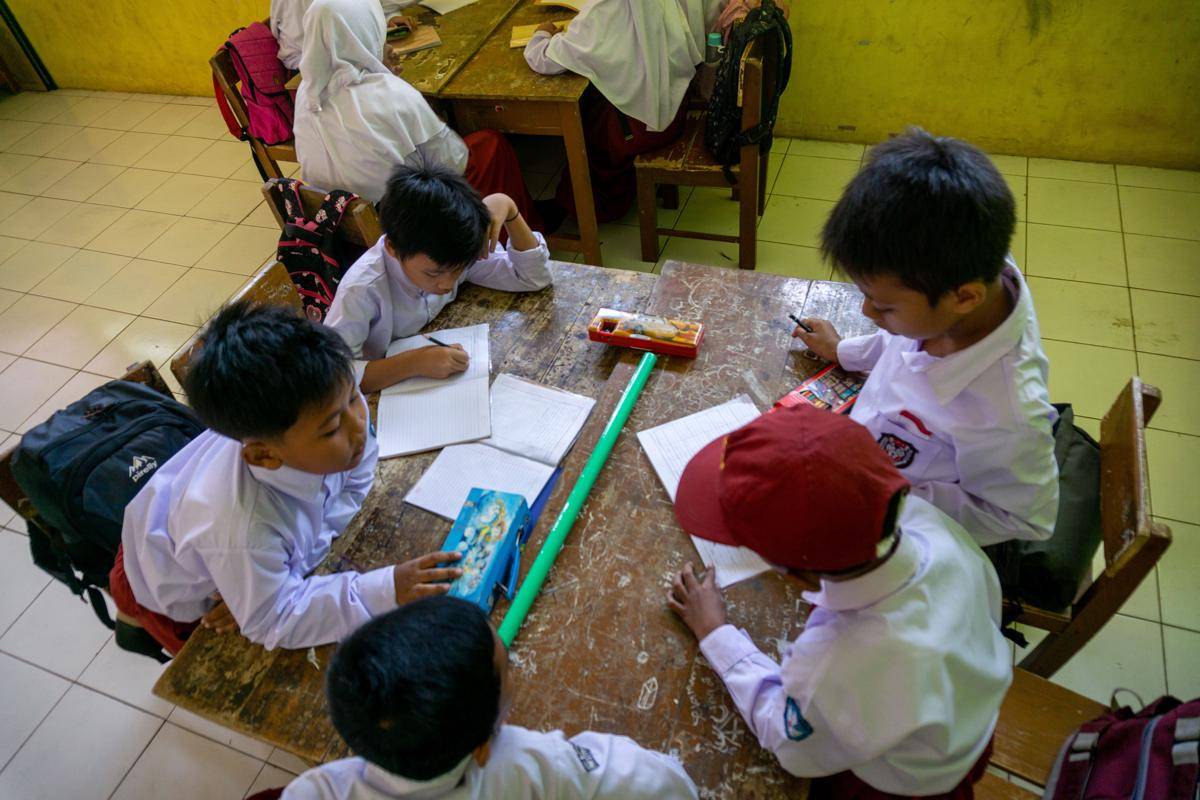 murid SD kelas awal dibiasakan untuk memakai pensil (commons.wikimedia.org/Galeri Ega)