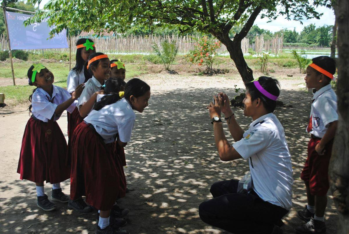 siswa SD bermain di luar kelas bersama gurunya (unsplash.com/Husniati Salma)