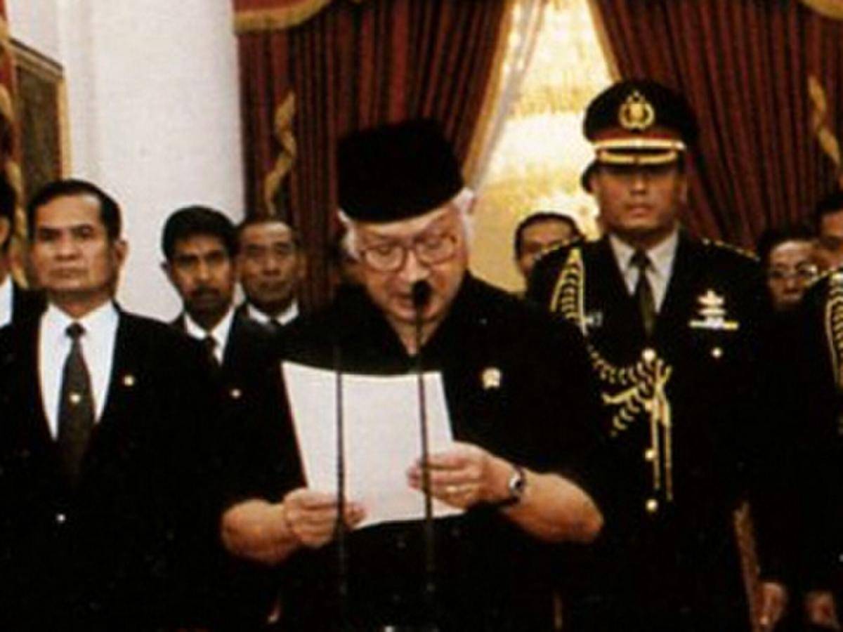Soeharto menyampaikan pidato pengunduran dirinya (wikimedia commons)