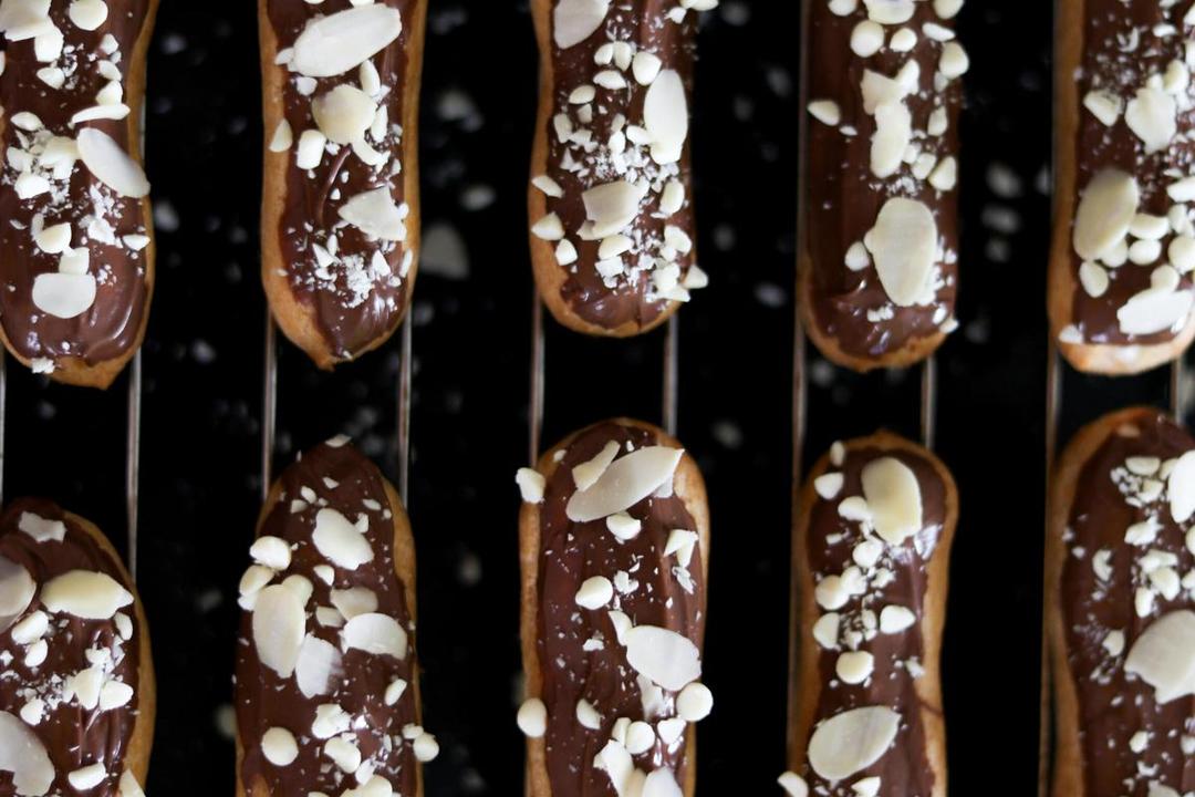 Resep Chocolate Eclair Almond, Cokelatnya Mengilap dan Meleleh