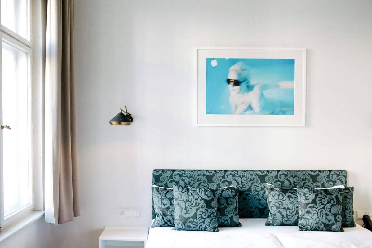 ilustrasi kamar tidur (unsplash.com/Mia Moessinger)