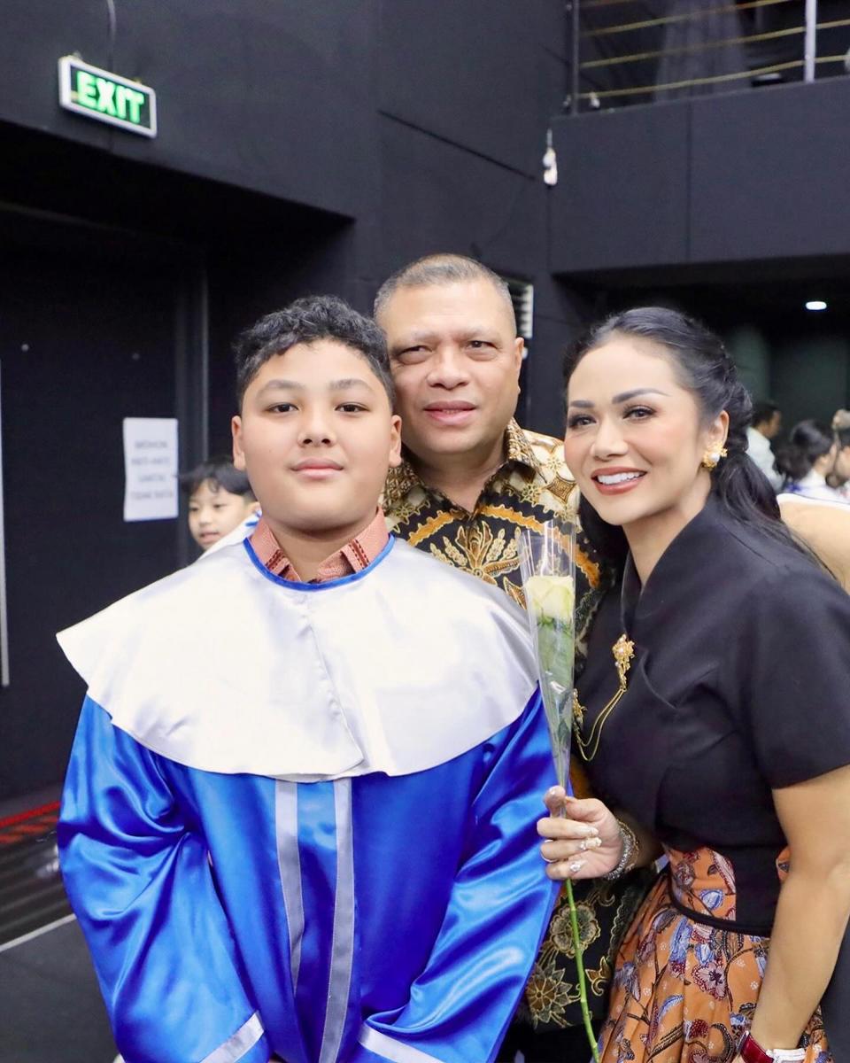Kellen Lemos Wisuda Lulus SD