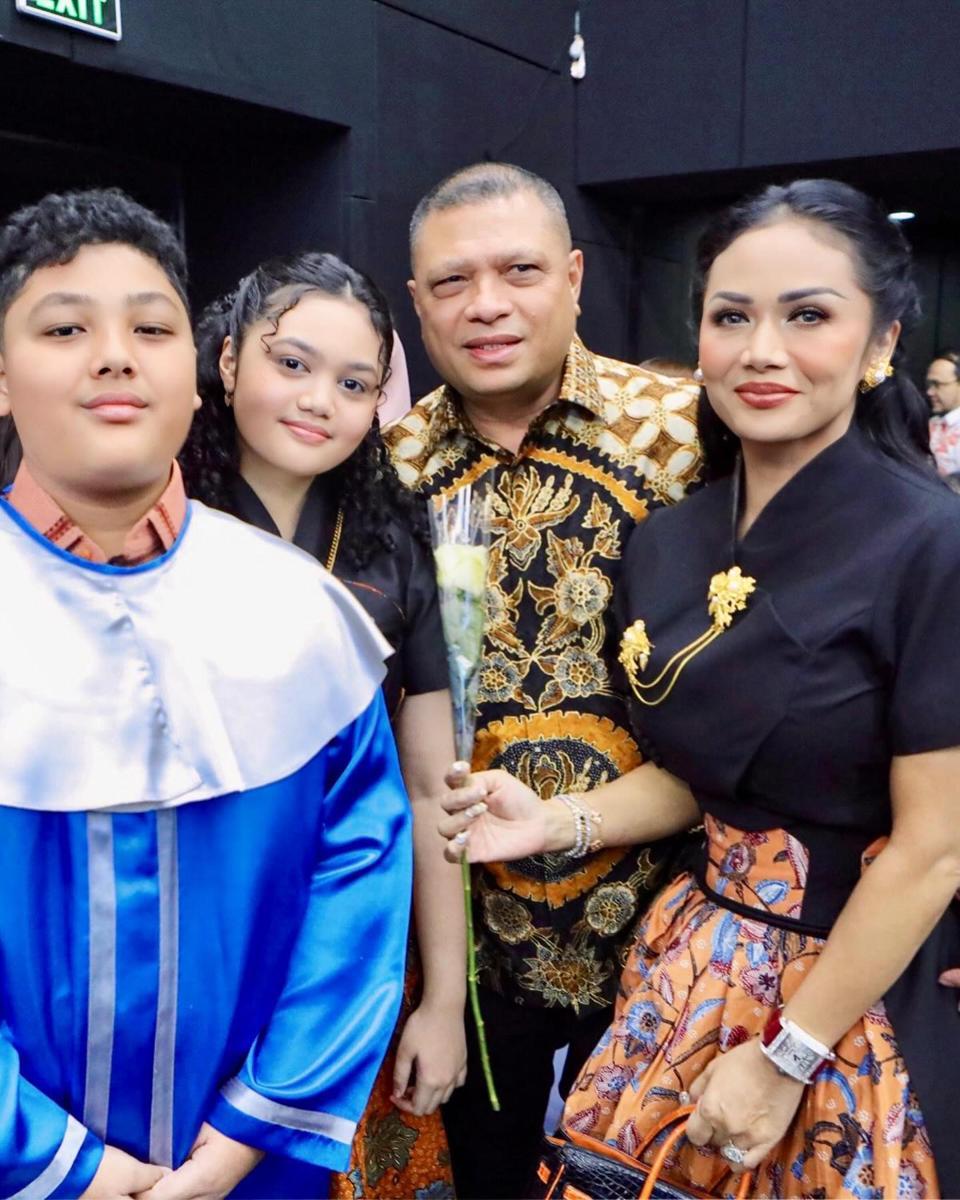 Kellen Lemos Wisuda Lulus SD