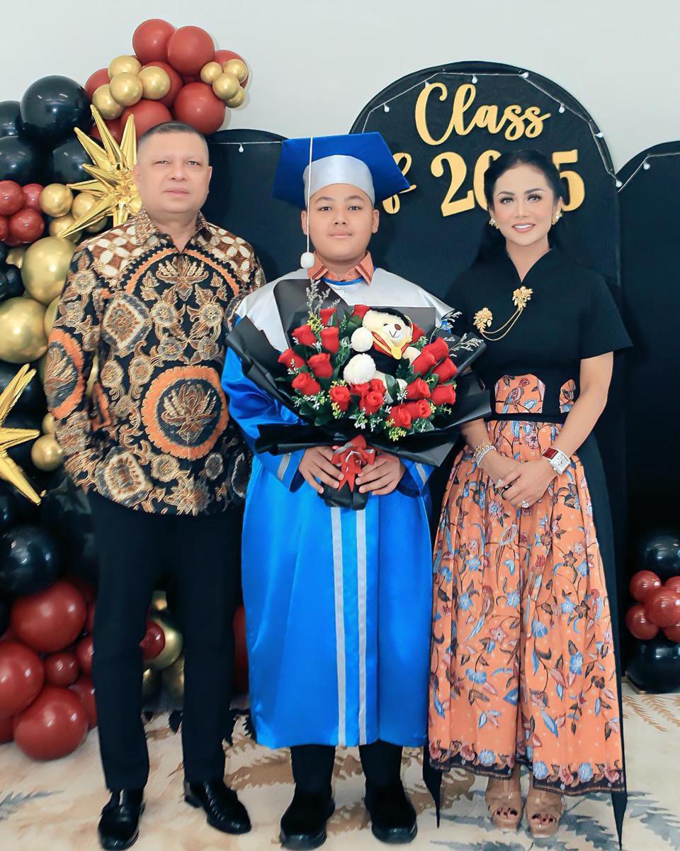 Kellen Lemos Wisuda Lulus SD