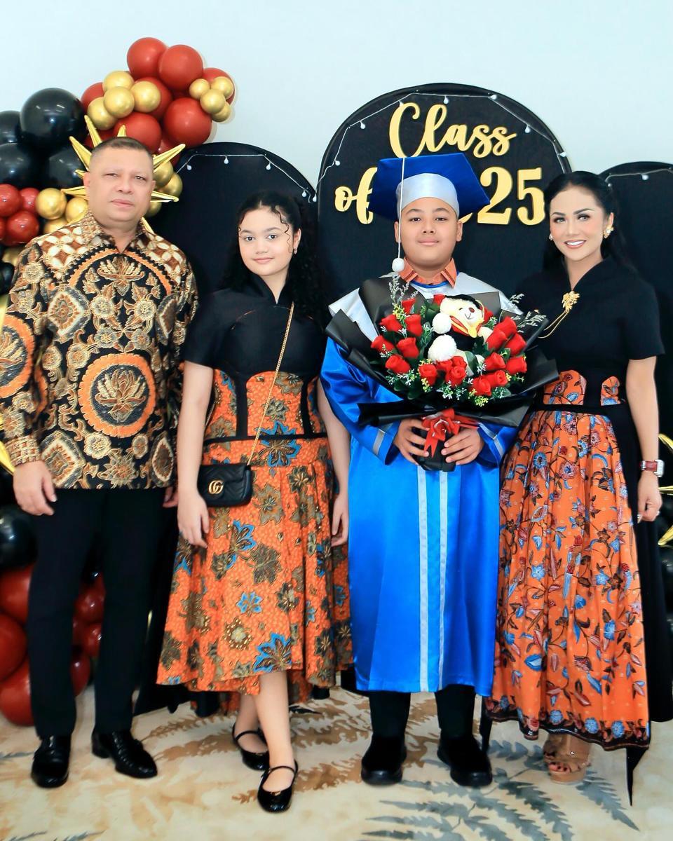 Kellen Lemos Wisuda Lulus SD