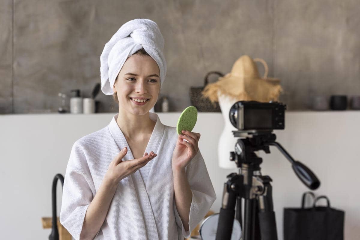 Ilustrasi Produk Kecantikan yang Diiklankan dalam Media (freepik.com)