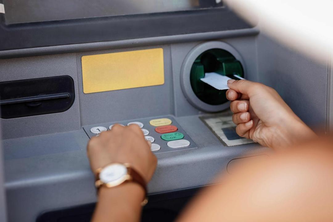 Warga Gresik Jadi Korban Ganjal ATM di Alfamidi, Uang Rp145 Juta Raib