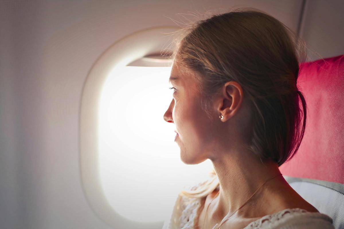 ilustrasi traveling dengan pesawat (pexels.com/ Adrienn)