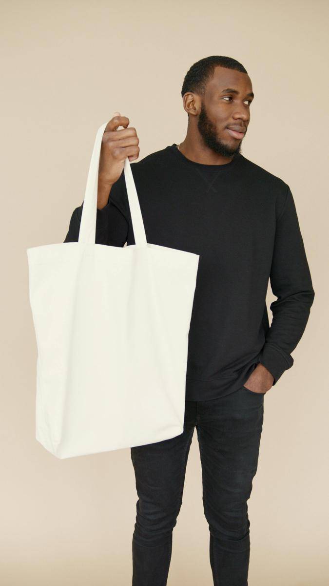 https://www.pexels.com/photo/marketing-fashion-man-person-6786896/
