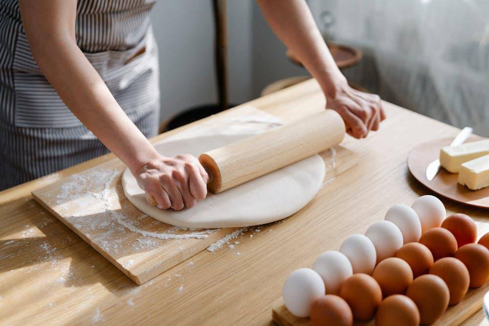 ilustrasi memipihkan adonan dengan rolling pin (pexels.com/Felicity Tai)